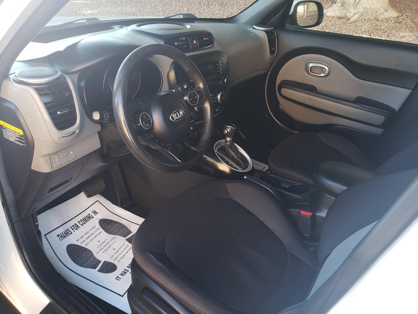 2015 WHITE /gray and black Kia Soul base (KNDJN2A27F7) with an 1.6L L4 DOHC 16V engine, 5-Speed Automatic transmission, located at 323 E Dunlap Ave., Phoenix, AZ, 85020, (602) 331-9000, 33.567677, -112.069000 - Photo#9